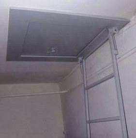 Серый герметичный противопожарный люк на крышу жилого дома